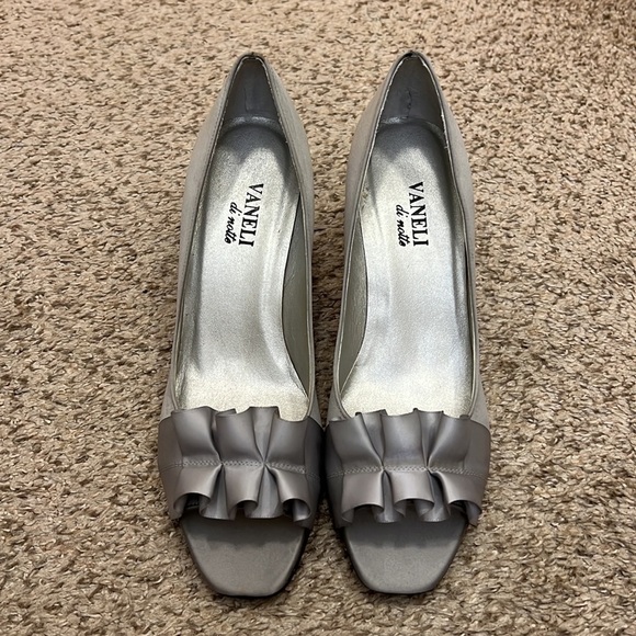 Vaneli Di Notte Silver Satin Peep Toe Heels - Picture 2 of 13